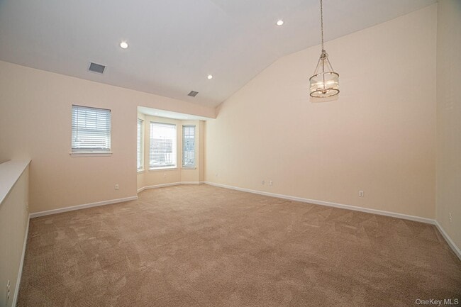 24 Robert Ct in Amityville, NY - Building Photo - Building Photo