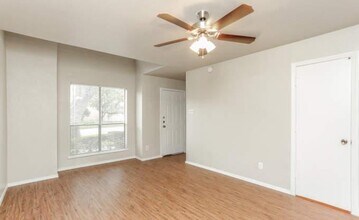 1111 Houghton Rd in Katy, TX - Building Photo - Building Photo