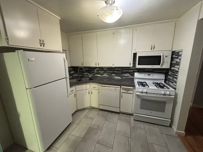 2010 Blossom Ln in Redondo Beach, CA - Foto de edificio - Building Photo