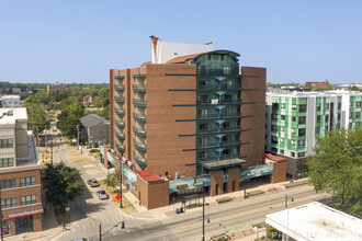 202 E. Green St by Bankier Apartments in Champaign, IL - Foto de edificio - Building Photo