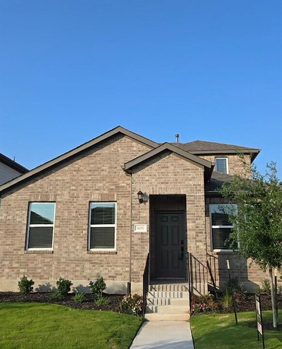 605 Emory Crossing Blvd in Hutto, TX - Building Photo