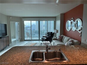 222 Karen Ave in Las Vegas, NV - Building Photo - Building Photo