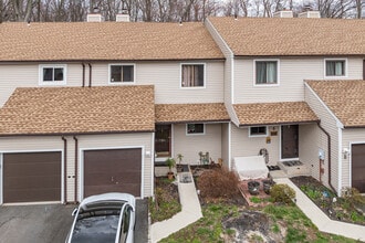 Heatherwood Villas in Edison, NJ - Foto de edificio - Building Photo