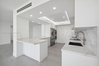 5055 Collins Ave in Miami Beach, FL - Building Photo - Building Photo