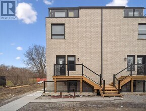 279 Reiner Rd in Toronto, ON - Building Photo - Building Photo