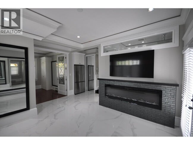 7505 Kingsway in Burnaby, BC - Building Photo - Building Photo