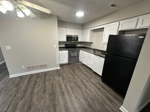 101 NE Dogwood in Oak Grove, MO - Building Photo - Building Photo