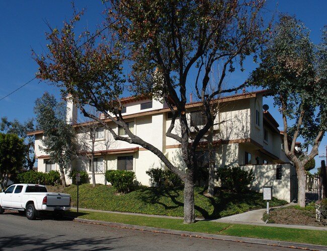 4241-4249 Howard Ave in Los Alamitos, CA - Foto de edificio - Building Photo