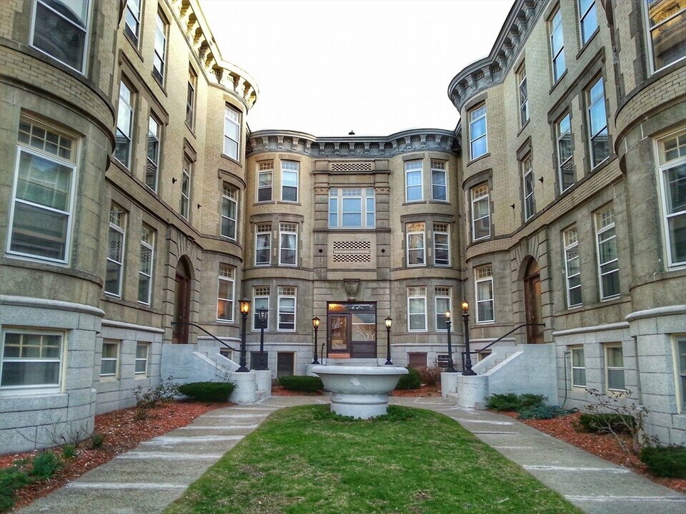 1685 Beacon St, Unit 2 in Brookline, MA - Building Photo