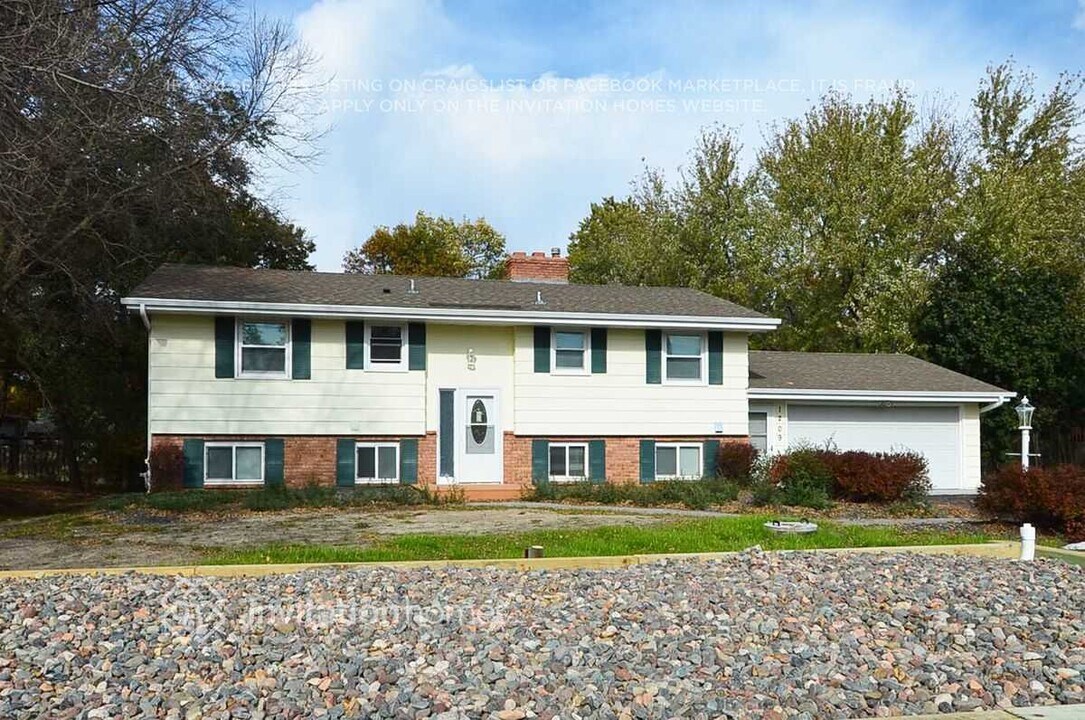 1209 Main St in Hugo, MN - Building Photo