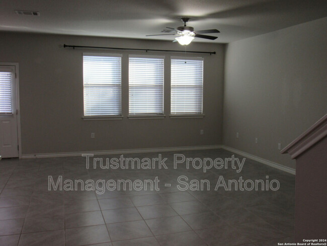 5519 Burr Bluff in San Antonio, TX - Foto de edificio - Building Photo