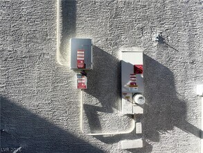 5276 Sherwood Frst Ln in Las Vegas, NV - Foto de edificio - Building Photo