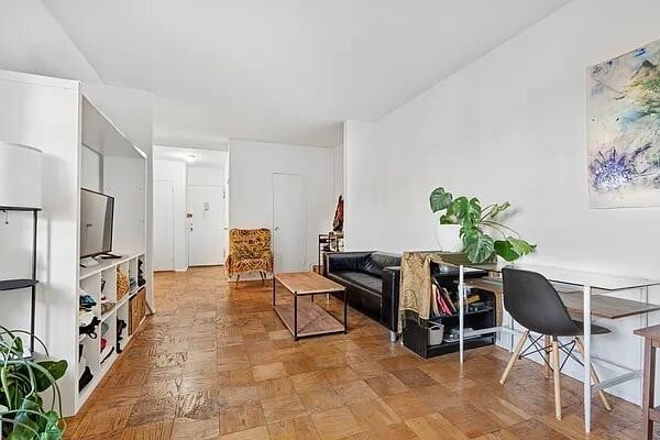 210 E Broadway in New York, NY - Foto de edificio - Building Photo