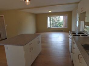 5515 Rutherford Rd in Nanaimo, BC - Building Photo - Building Photo