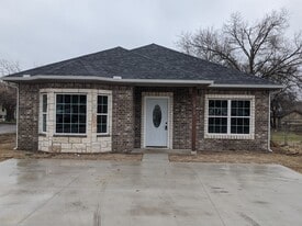 1028 E Houston St in Sherman, TX - Building Photo