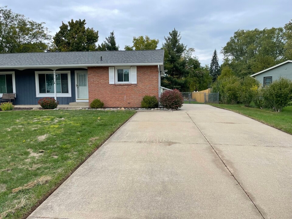 5815 Country View Dr, Unit 5815 Country View in Allendale, MI - Foto de edificio