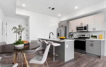 1721 Ridge Ave in Philadelphia, PA - Foto de edificio - Building Photo