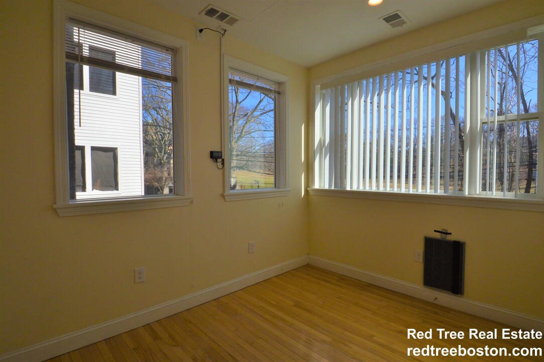 1801 Beacon St, Unit 4 in Brookline, MA - Building Photo