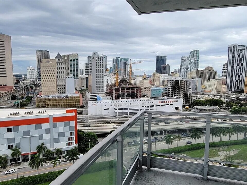 90 SW 3rd St, Unit 1805 in Miami, FL - Building Photo