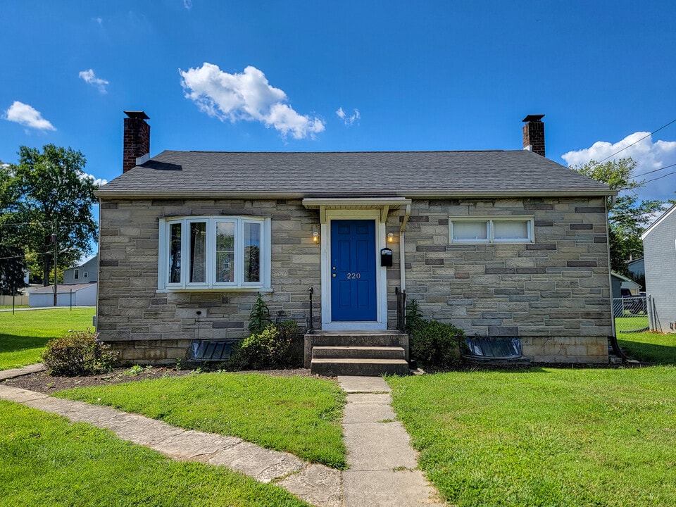 220 Broad St in Landisville, PA - Building Photo