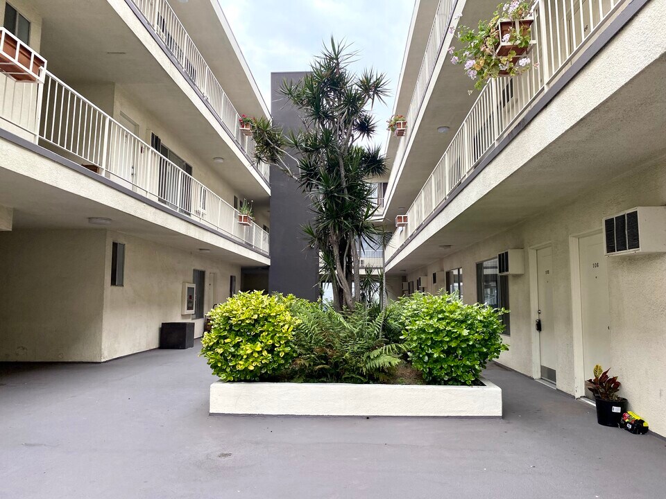 Bronson Towers in Los Angeles, CA - Building Photo