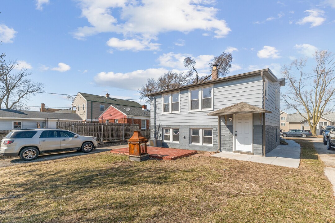 7907 46th St in Lyons, IL - Building Photo