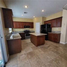 9957 Ridgehaven Ave in Las Vegas, NV - Building Photo - Building Photo