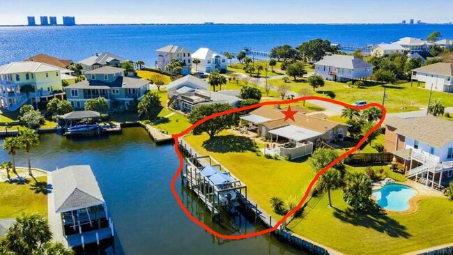 1054 Edgewater Ln in Gulf Breeze, FL - Foto de edificio - Building Photo