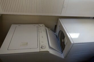 248 Zappa Pl, Unit C in Anchorage, AK - Foto de edificio - Building Photo