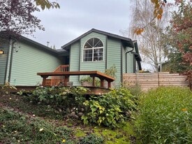 380 NW 1st St in Dundee, OR - Building Photo