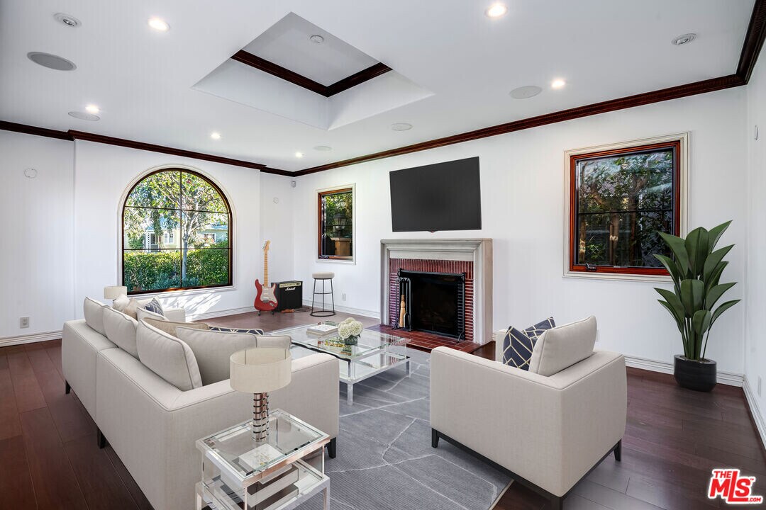 139 S Kilkea Dr in Los Angeles, CA - Building Photo