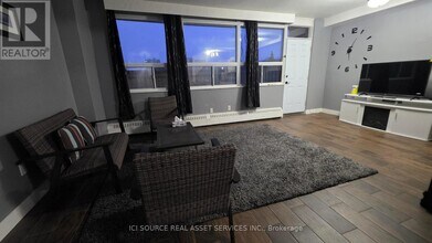 15 Nicklaus Dr in Hamilton, ON - Building Photo - Building Photo