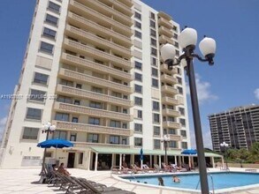 10185 Collins Ave in Bal Harbour, FL - Foto de edificio - Building Photo