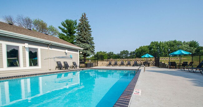 Westpointe Apartments in Urbandale, IA - Foto de edificio - Building Photo