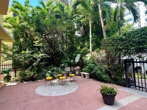 1051 Meridian Ave in Miami Beach, FL - Building Photo - Building Photo