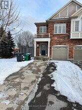 594 Courtney Valley Rd in Mississauga, ON - Building Photo - Building Photo