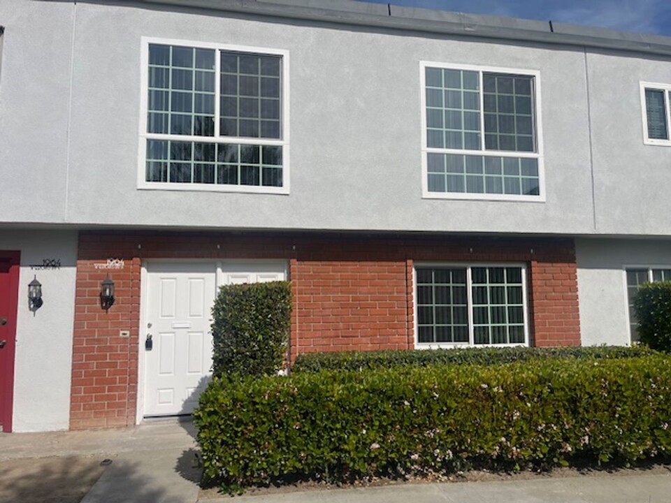 1964 Glenoaks Ave in Anaheim, CA - Foto de edificio