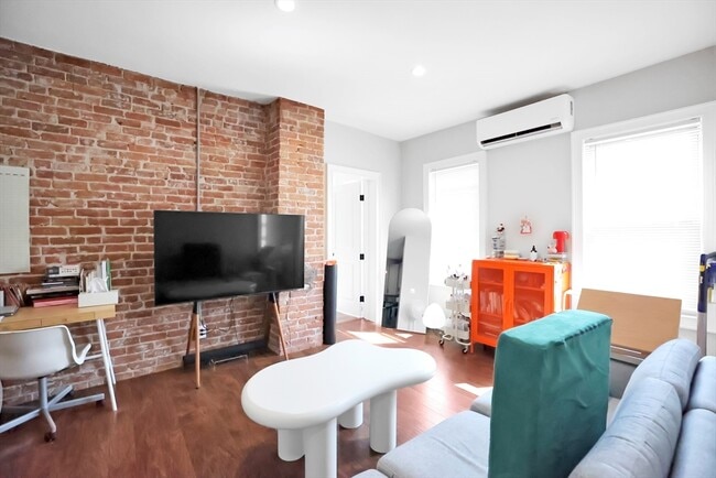 284 E 8th St, Unit 4