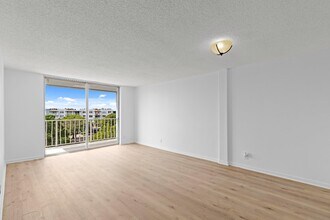 480 Executive Center Dr in West Palm Beach, FL - Building Photo - Building Photo