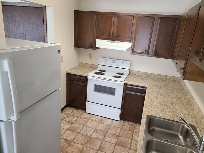 626 2nd Ave E, Unit 2 in West Fargo, ND - Foto de edificio - Building Photo
