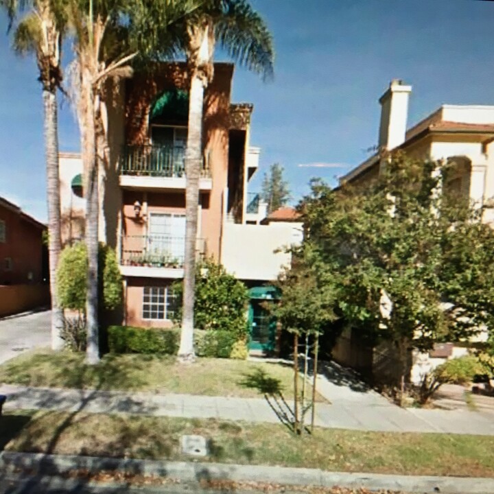 4129 W Hood Ave, Unit F in Burbank, CA - Foto de edificio