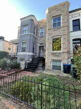 1006 F St NE, Unit # B in Washington, DC - Foto de edificio - Building Photo