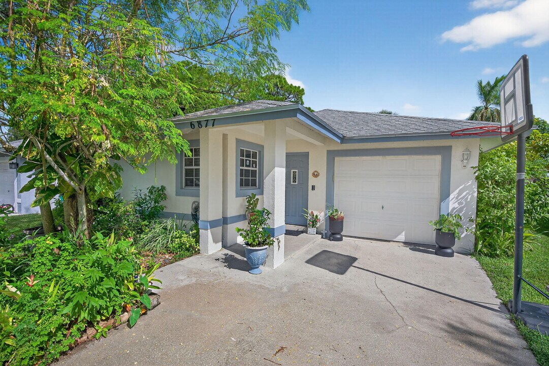 6877 3rd St in Jupiter, FL - Building Photo