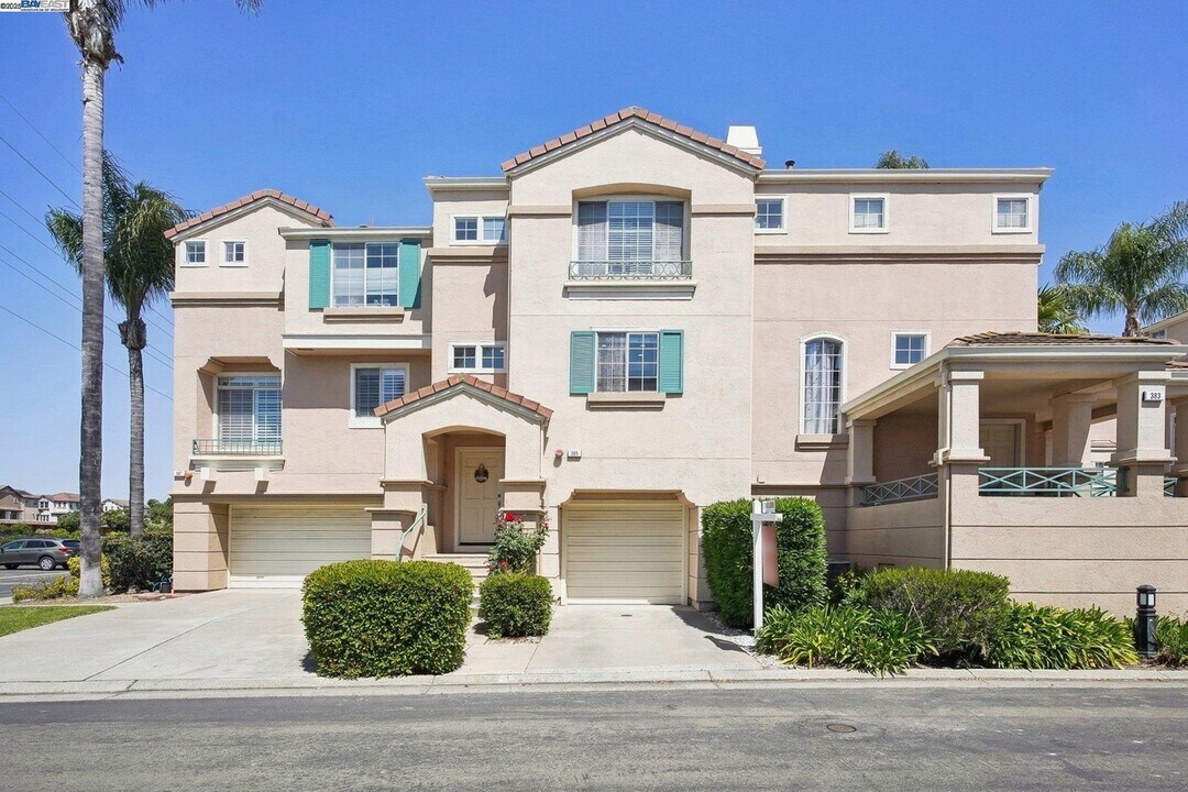 385 Montecito Way in Milpitas, CA - Foto de edificio