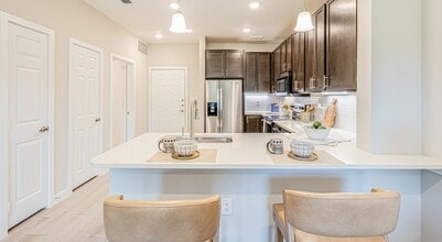 Creekside at Grand Prairie in Grand Prairie, TX - Foto de edificio - Building Photo