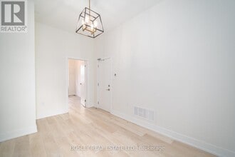 13 Mansfield Ave in Toronto, ON - Building Photo - Building Photo