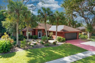 2490 Outrigger Ln in Naples, FL - Building Photo - Building Photo