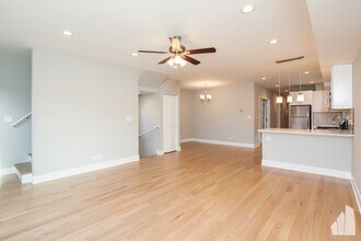 2437 N Ashland Ave, Unit # 02F in Chicago, IL - Foto de edificio - Building Photo