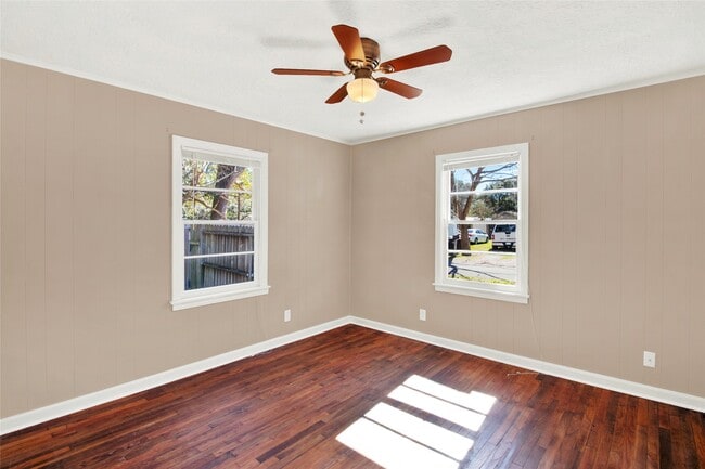 property at 918 W Lang St