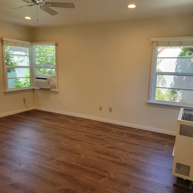 1331 Barrington Way in Glendale, CA - Building Photo - Building Photo